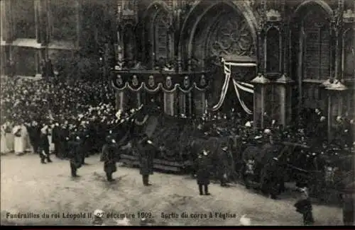 Ak Bruxelles Brüssel, Trauerzug mit dem Sarg von Leopold II. vor der Kathedrale St. Michael un...