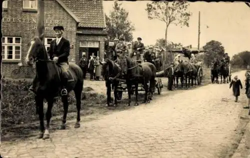 Ak Lütjensee in Holstein, Eine schwarz-weiße Fotografie einer Straße mit mehreren Personen, Pf...