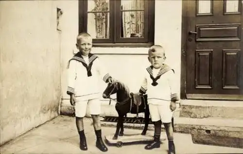Ak Straßburg Elsass Bas Rhin, Zwei Jungen in Matrosenanzügen stehen vor einer Haustür.