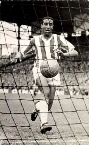 Ak Metz Moselle, Gin, Schwarz-weiß Foto eines dunkelhäutigen Mannes in Fußballkleidung, der mi...