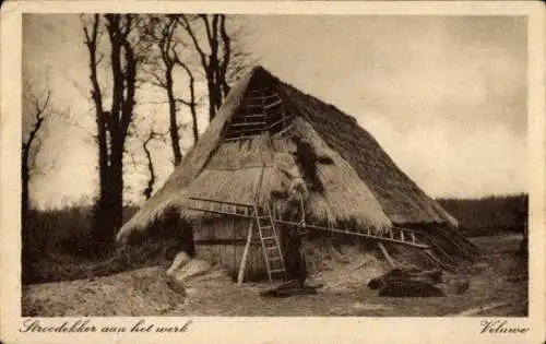Ak Hoge Veluwe Gelderland Niederlande, Stroodekker aan het werk aan een Veluwse boerderij.