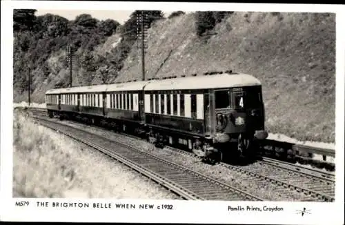 Ak Brighton East Sussex England, Zug, The Brighton Belle, fährt durch eine hügelige Landschaft.