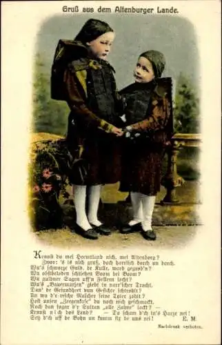 Ak Altenburg (S.A.) in Thüringen, Zwei Kinder in traditioneller Tracht stehen vor einem Haus.