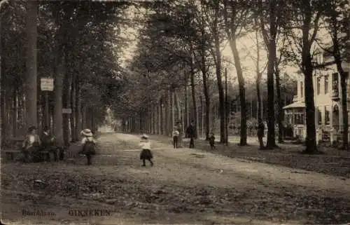 Ak Ginneken Breda Nordbrabant Niederlande, Allee mit Bäumen, Häusern und spielenden Kindern