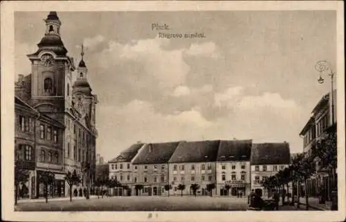 Ak Písek Pisek Südböhmen, Historisches Gebäude, Riegrovo Platz, Bäume, Wolken, Straßenansicht
