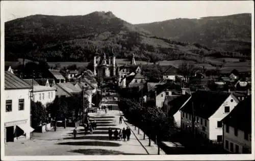 Ak Haindorf in Niederösterreich, Stadtansicht mit Kirche, Berge, Spaziergänger, Straßenansicht,  