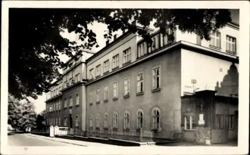 Ak Český Brod Böhmisch Brod Mittelböhmen, Gebäude, Fenster, Straße, Bäume