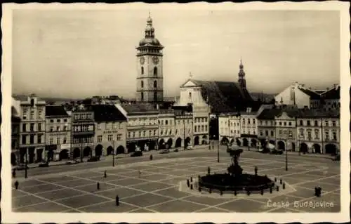 Ak České Budějovice Budweis Südböhmen, Hauptplatz mit Brunnen, r Architektur, Turm