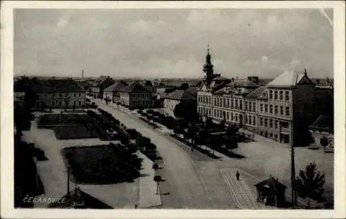 Ak Čelákovice Tschelakowitz Mittelböhmen, Vogelschau, Straßenpartie