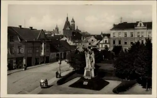 Ak Domažlice Taus Region Pilsen, Stadtansicht, Statue,  Gebäude, Teilansicht der Altstadt