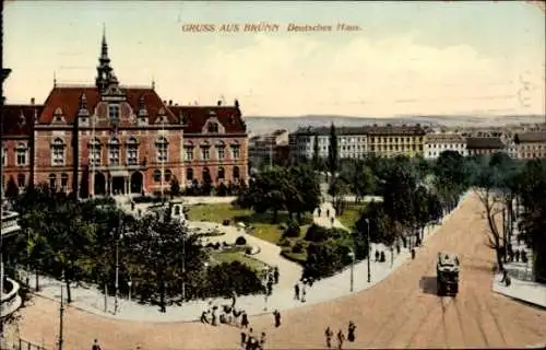 Ak Brno Brünn Südmähren, Deutsche Haus, Menschen im Park, Straßenansicht,  Architektur