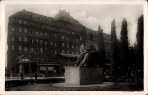 Ak Pozsony Pressburg Bratislava Slowakei, Statue von Hviezdoslav, umgeben von Gebäuden und Bäumen
