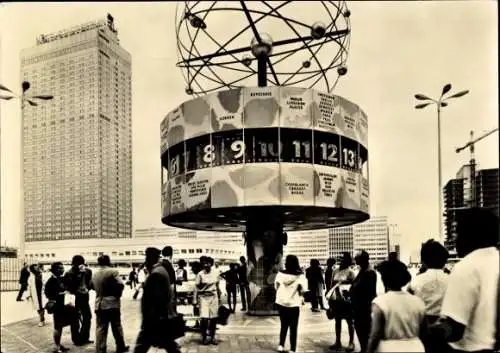 Ak Berlin Mitte, Alexanderplatz, Uhr mit weltzeit, Menschen, Gebäude, Alexanderplatz, DDR