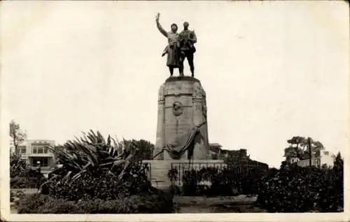 Ak Dakar Senegal, Denkmal, Statue von Soldaten, Gartenanlagen, kolonialer Architektur