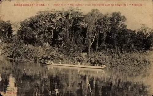 Ak Ambanja Madagaskar, Blick auf das Wasser mit Boot, üppige Vegetation, Gorges de l'Ankarana