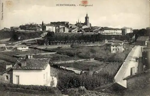 Ak Hondarribia Fuenterrabia Baskenland, Ansicht von  Stadtansicht, Hügel, Kirche