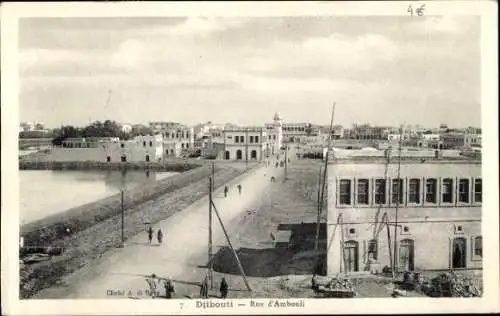 Ak Djibouti Dschibuti, Vorderansicht der Rue d'Ambouli, Stadtansicht, Gebäude, Menschen