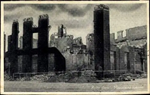 Ak Rotterdam Südholland Niederlande, Zerstörte Marinierskazerne, Ruinen, Teilschwarze Wolken