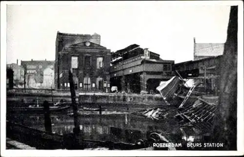 Ak Rotterdam Südholland Niederlande, Beurs Station, zerstörte Gebäude, stiller Wasserbereich