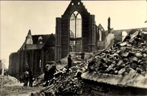 Ak Rotterdam Südholland Niederlande, Zerstörte Kirche, Ruinen, Menschen unter Trümmern, schwar...