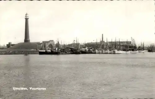 Ak Ijmuiden Velsen Nordholland Niederlande, Lichtturm, Fischerboote, Hafen, Schwarz-Weiß-Foto