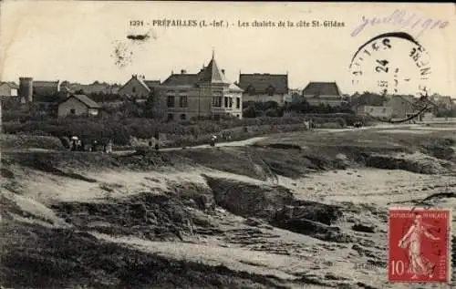 Ak Prefailles Loire Atlantique, Landschaft mit Chalets, Küstenlinie, Menschen im Vordergrund