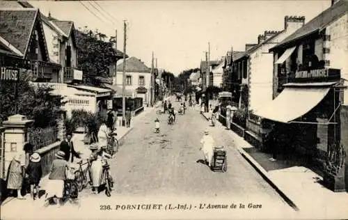 Ak Pornichet Loire Atlantique, Straße mit Häusern, Fußgängern, Fahrrädern, Geschäften
