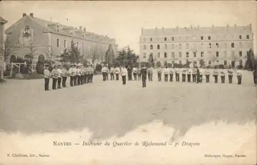 Ak Nantes Loire Atlantique, Vorderseite zeigt Militärparade, Gebäude, Soldaten, Platz