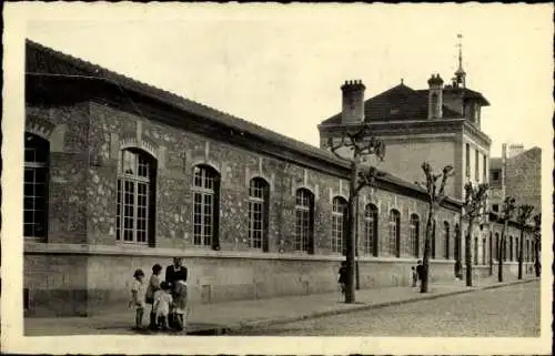 Ak Alfortville Val de Marne, Schulgebäude, Kindergruppe, Steine, Bäume, Straßenansicht