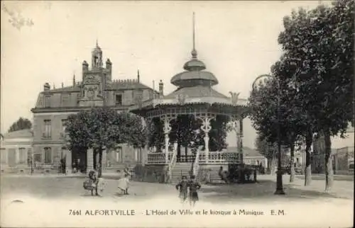 Ak Alfortville Val de Marne, Hôtel de Ville, Musik-Kiosk, Menschen, Bäume
