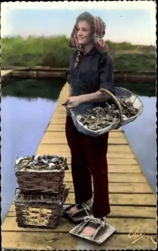 Ak Cap Ferret Gironde, Frau mit Korb und Körben, Holzsteg, landwirtschaftliche Szenerie