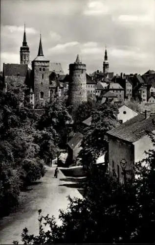 Ak Bautzen in der Oberlausitz, Schöne alte Stadtansicht, Türme, Mauern, Bäume, Weg, Häuser