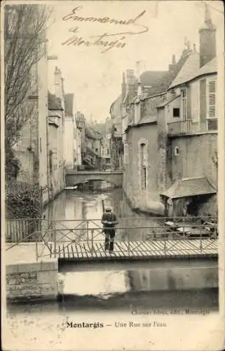 Ak Montargis Loiret, Blick auf einen Kanal, Brücke, Häuser, Mann in Uniform