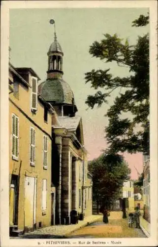 Ak Pithiviers Loiret, Fassade eines Museums, Rue de Senives, Baum, Person
