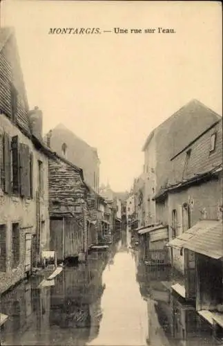 Ak Montargis Loiret, MONTARGIS, Eine Straße über dem Wasser