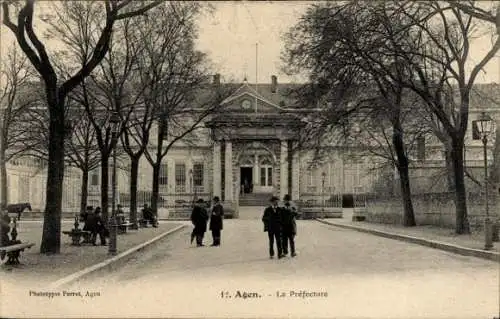 Ak Agen Lot et Garonne, La Préfecture, Bäume, Menschen, Schwarz-Weiß-Foto