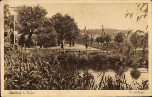 Ak Oberhof im Thüringer Wald, Landschaft mit Bäumen, Weg, Person, Kuranlagen, Gewässer