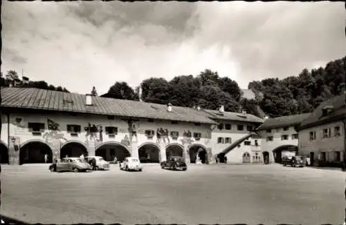 Ak Berchtesgaden in Oberbayern, Schlossplatz, Kriegerdenkmal, Autos