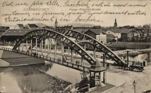 Ak Saarbrücken im Saarland, Historische Brücke,  Kaiser Friedrich-Brücke, Stadtansicht