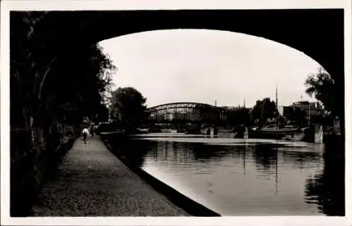 Ak Saarbrücken im Saarland, Brückendurchblick an der Saar, Flussansicht, Brücke, Schatten