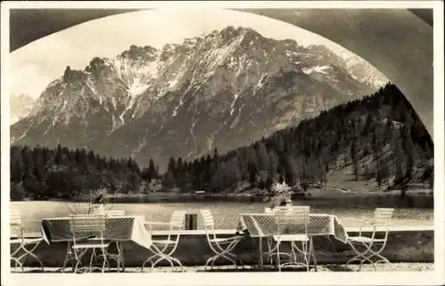 Ak Mittenwald in Oberbayern, Aschauer Alm, Terrasse mit Tischen, Berglandschaft, See, hügelige Bä