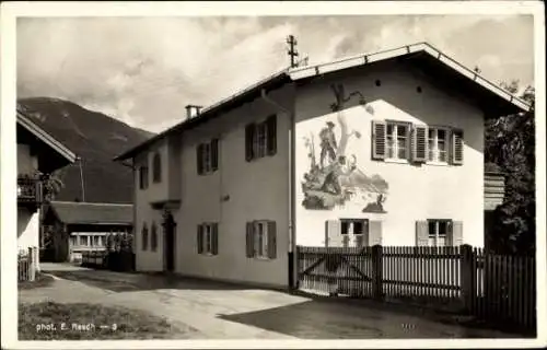 Ak Garmisch Partenkirchen in Oberbayern, Besonders verziertes Haus, Berglandschaft, Holzfensterlä