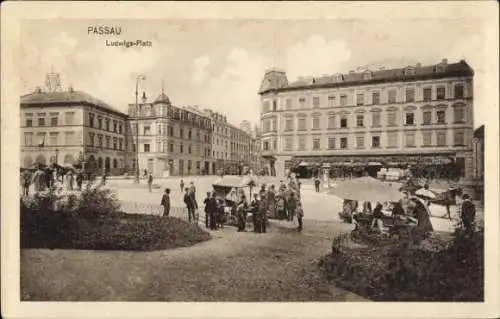 Ak Passau in Niederbayern, Ludwigs-Platz,  Gebäude, Menschen, Fuhrwerke, Schatten der Bäume