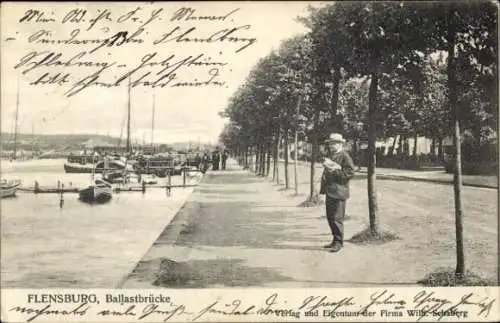 Ak Flensburg in Schleswig Holstein, Ballastbrücke, Boote, Spaziergänger, Baumreihe