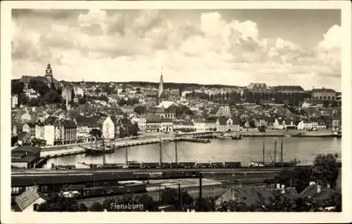 Ak Flensburg in Schleswig Holstein, Stadtansicht  Hafen, Schiffe, Wolken,  Gebäude