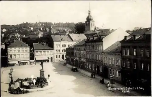 Ak Sebnitz Sächsische Schweiz, Markt mit Gebäuden, Brunnen, Häuserfront, Hügel im Hintergrund