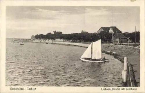 Ak Ostseebad Laboe, Kurhaus, Strand mit Lesehalle, Segelboot