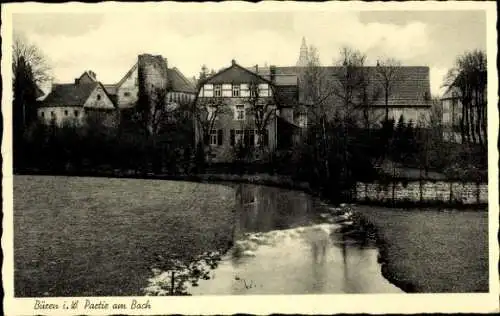 Ak Büren in Westfalen, Schwarze und weiße Fotografie, Gebäude am Bach, Bäume, Wolkenhimmel