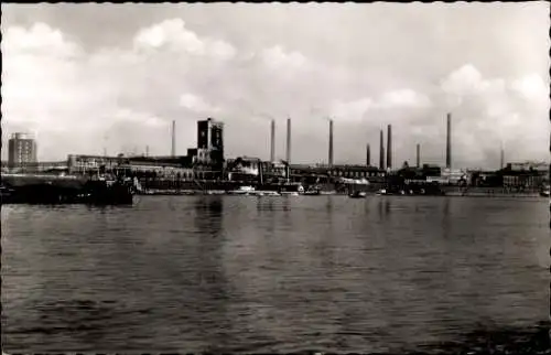 Ak Leverkusen im Rheinland, Industrieansicht, Wasser, Fabrikgebäude, Schornsteine, Wolken