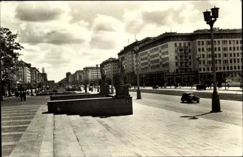 Ak Berlin Friedrichshain, Blick auf die Stalin-Allee, alte Gebäude, Straße, Wolken